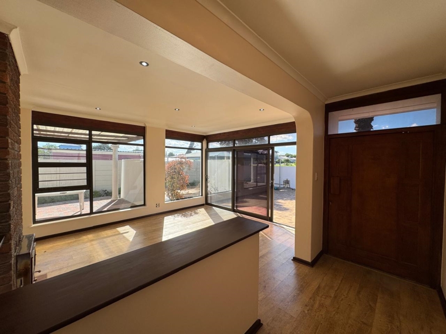 To Let 6 Bedroom Property for Rent in Table View Western Cape
